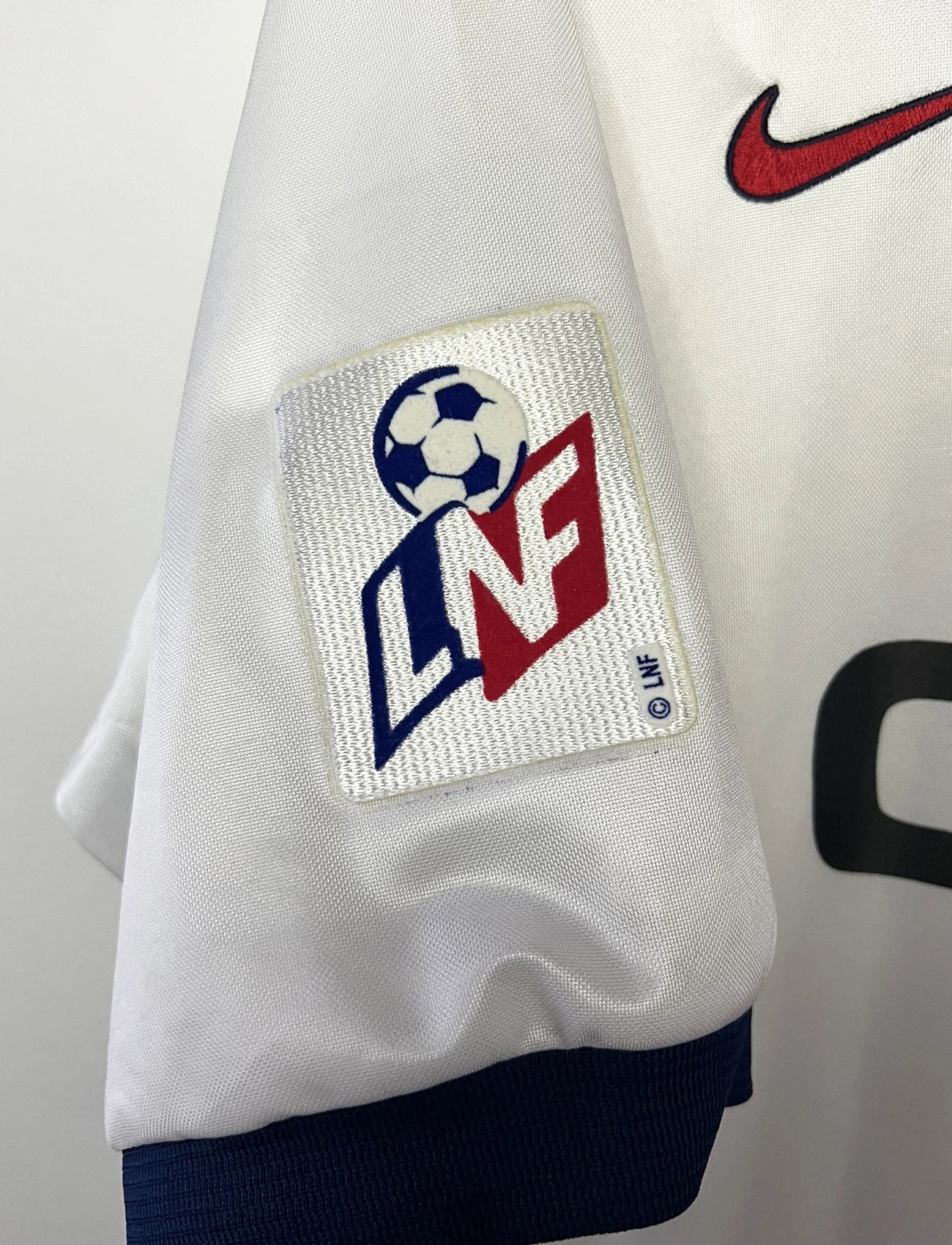 Maillot de foot vintage extérieur blanc du PSG de la saison 1998/1999. On peut retrouver l'équipementier Adidas et le sponsor Opel. Le maillot est floqué du numéro 9 Marco Simone. Il s'agit d'un maillot authentique d'époque.