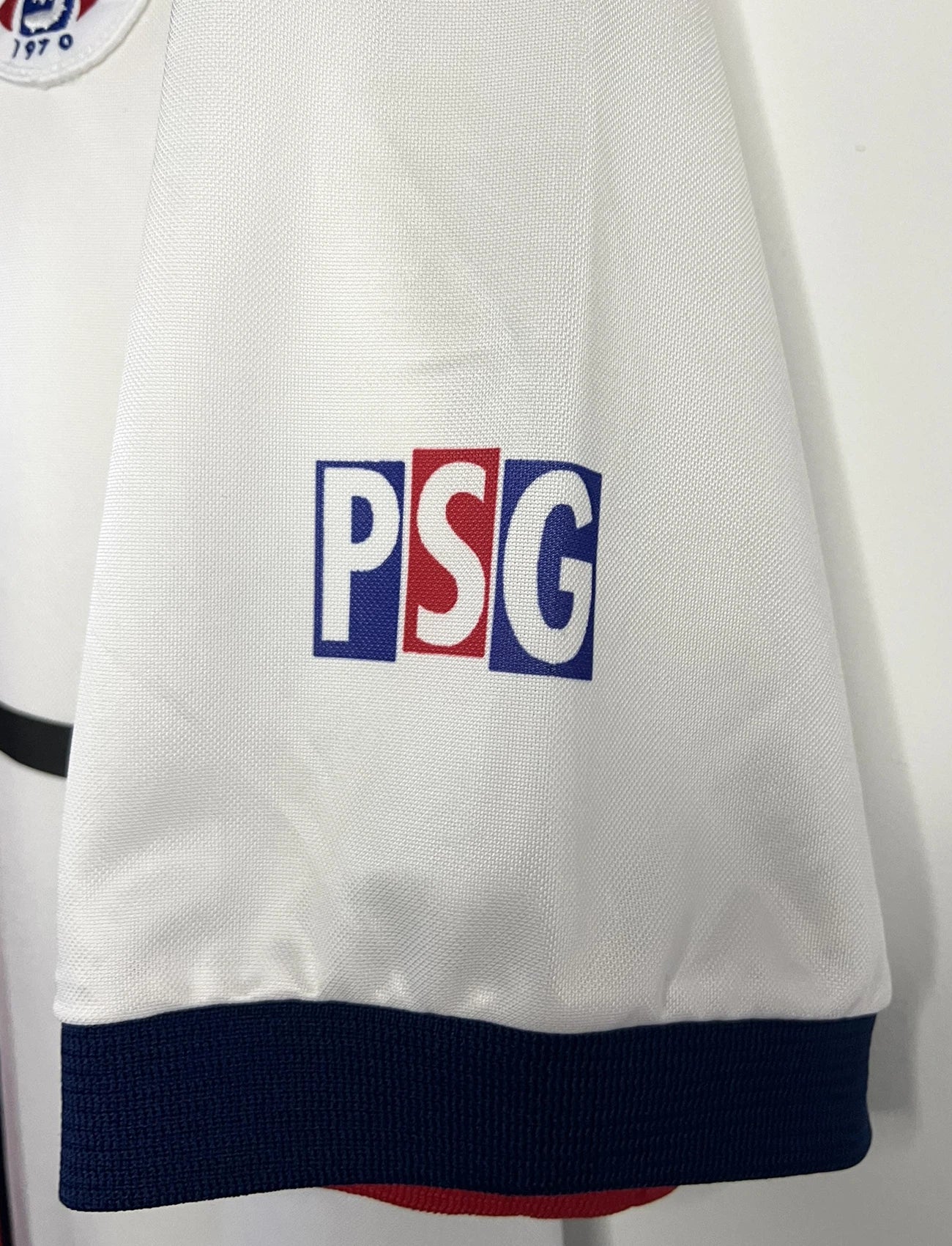 Maillot de foot vintage extérieur blanc du PSG de la saison 1998/1999. On peut retrouver l'équipementier Adidas et le sponsor Opel. Le maillot est floqué du numéro 9 Marco Simone. Il s'agit d'un maillot authentique d'époque.