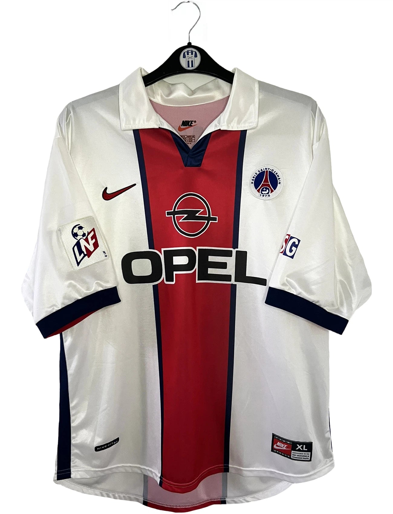 Maillot de foot vintage extérieur blanc du PSG de la saison 1998/1999. On peut retrouver l'équipementier Adidas et le sponsor Opel. Le maillot est floqué du numéro 9 Marco Simone. Il s'agit d'un maillot authentique d'époque.