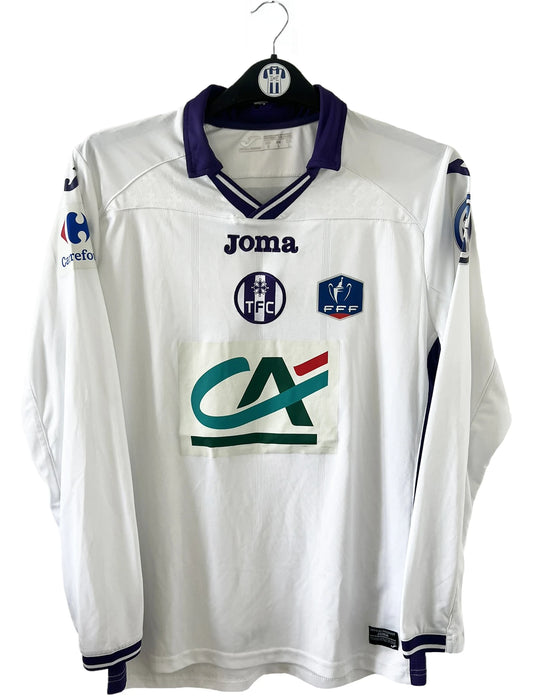 Maillot foot vintage blanc et violet extérieur de toulouse porté en coupe de france lors de la saison 2015/2016. On peut retrouver l'équipementier joma, le sponsor crédit agricole, carrefour, volkswagen et pmu. Le maillot est floqué du numéro 3 jean armel kana biyik. Il s'agit d'un maillot authentique d'époque.