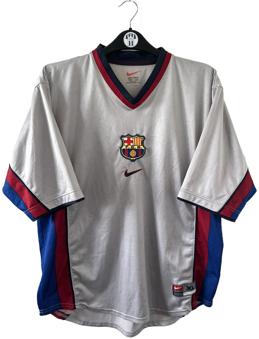 Maillot de foot vintage extérieur doré du fc barcelone de la saison 1999/2000. On peut retrouver l'équipementier nike. Il s'agit d'un maillot authentique d'époque.