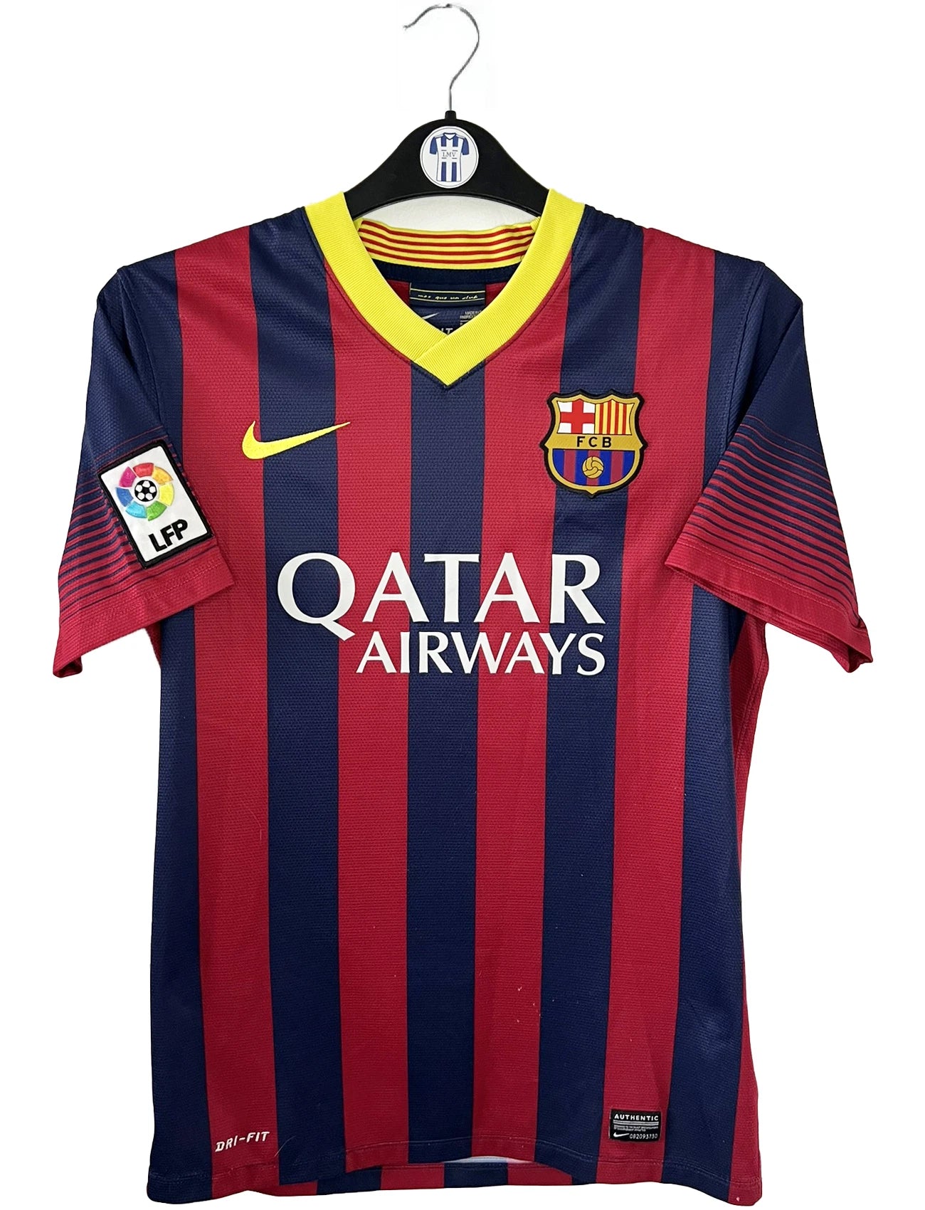 Maillot de foot vintage domicile du FC Barcelone de la saison 2013/14. Le maillot est de couleur rouge et bleu. On peut retrouver l'équipementier nike et le sponsor Qatar Airways. Le maillot est floqué du numéro 11 Neymar. Ils s'agit d'un maillot authentique comportant les numéros 532822-413