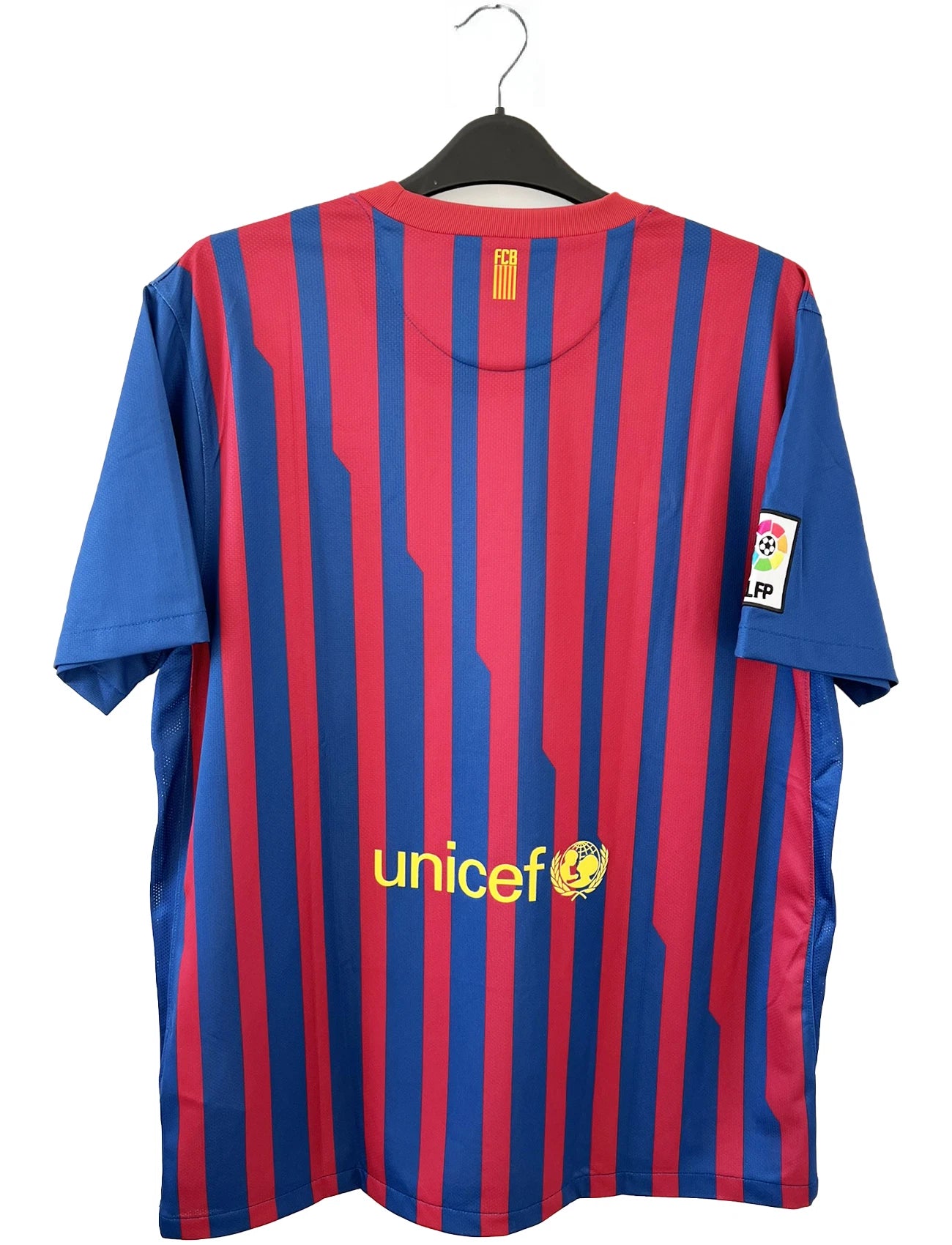 Maillot de foot vintage du FC Barcelone de la saison 2011/2012. Le maillot est de couleur rouge et bleu. On peut retrouver l'équipementier nike et le sponsor qatar foundation. Il s'agit d'un maillot authentique comportant les numéros 419877-488.