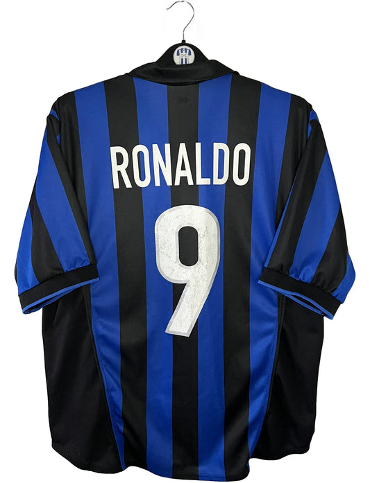 Maillot de foot vintage domicile bleu et noir de l'Inter Milan de la saison 1998/1999. On peut retrouver l'équipementier Nike et le sponsor Pirelli. Le maillot est floqué du numéro 9 Ronaldo. Il s'agit d'un maillot authentique d'époque.