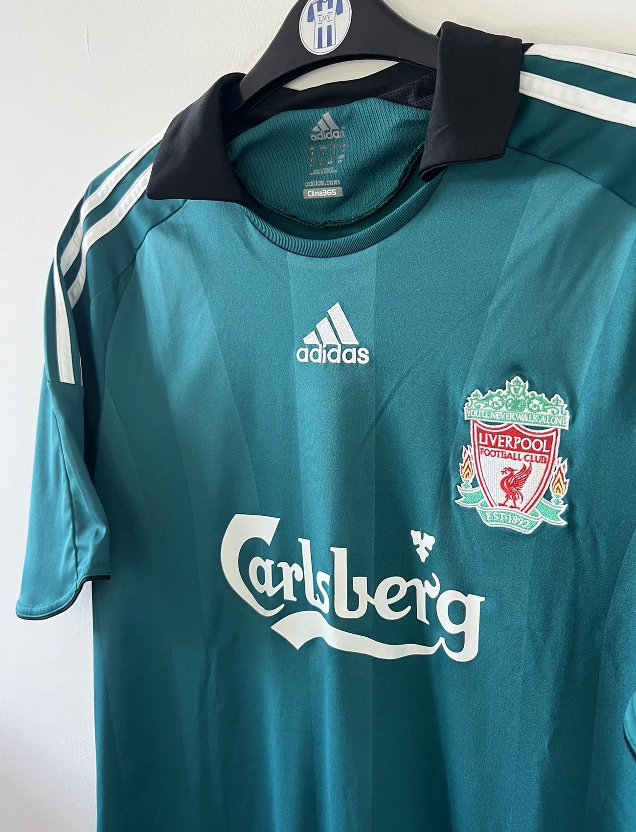 Maillot de foot vintage third vert de liverpool de la saison 2008/2009. On peut retrouver l'équipementier adidas et le sponsor Carlsberg. Le maillot est floqué du numéro 8 Gerrard. Il s'agit d'un maillot authentique comportant les numéros 313164.