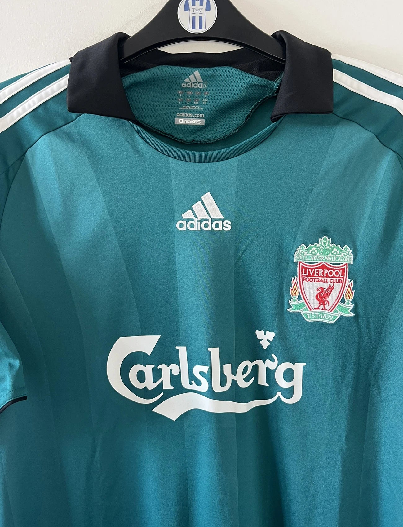 Maillot de foot vintage third vert de liverpool de la saison 2008/2009. On peut retrouver l'équipementier adidas et le sponsor Carlsberg. Le maillot est floqué du numéro 8 Gerrard. Il s'agit d'un maillot authentique comportant les numéros 313164.