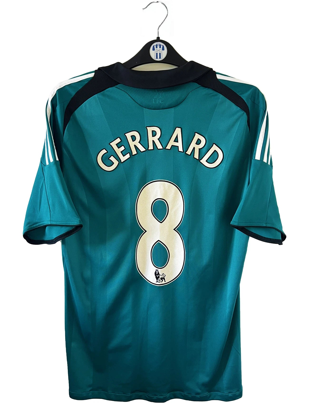 Maillot de foot vintage third vert de liverpool de la saison 2008/2009. On peut retrouver l'équipementier adidas et le sponsor Carlsberg. Le maillot est floqué du numéro 8 Gerrard. Il s'agit d'un maillot authentique comportant les numéros 313164.