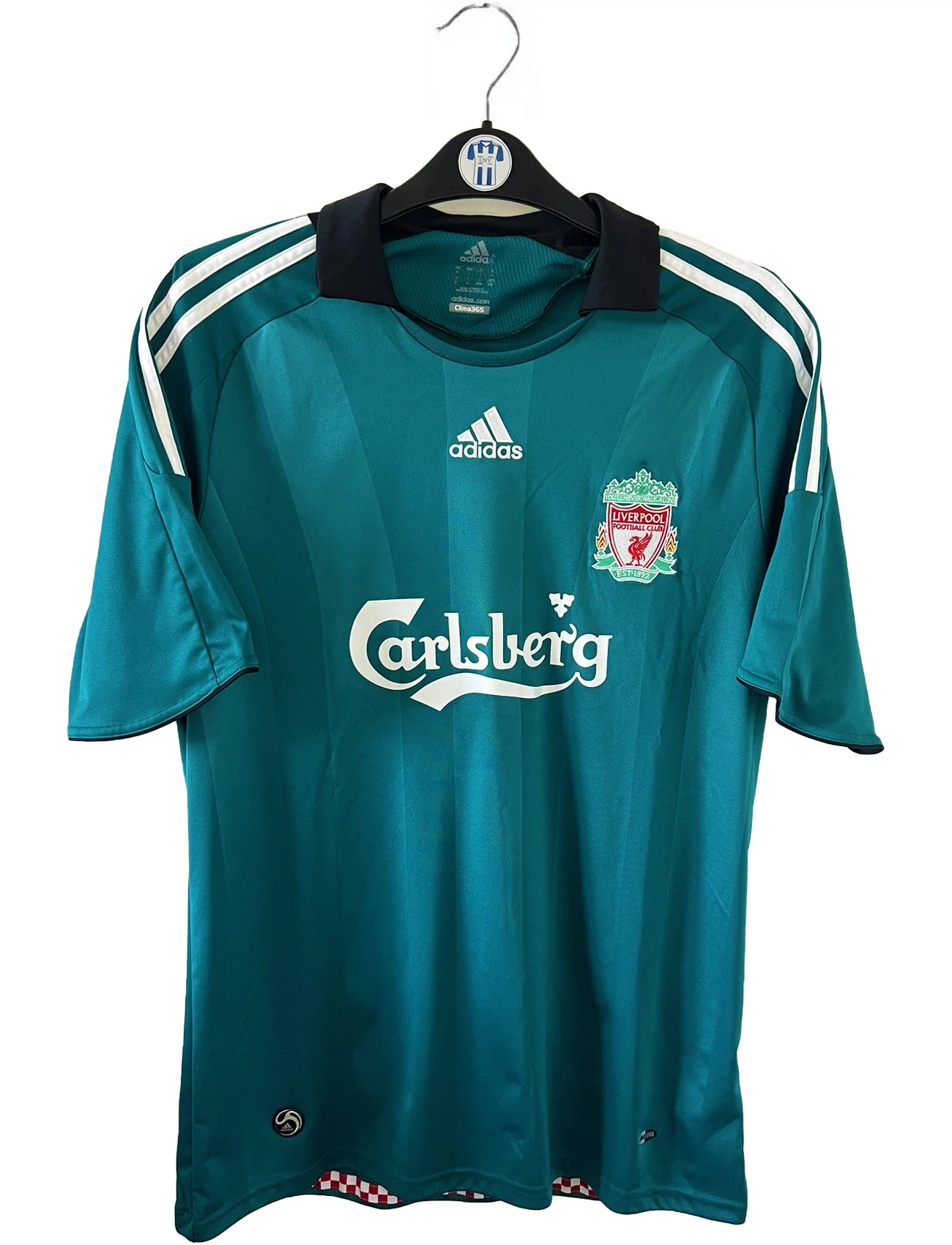 Maillot de foot vintage third vert de liverpool de la saison 2008/2009. On peut retrouver l'équipementier adidas et le sponsor Carlsberg. Le maillot est floqué du numéro 8 Gerrard. Il s'agit d'un maillot authentique comportant les numéros 313164.