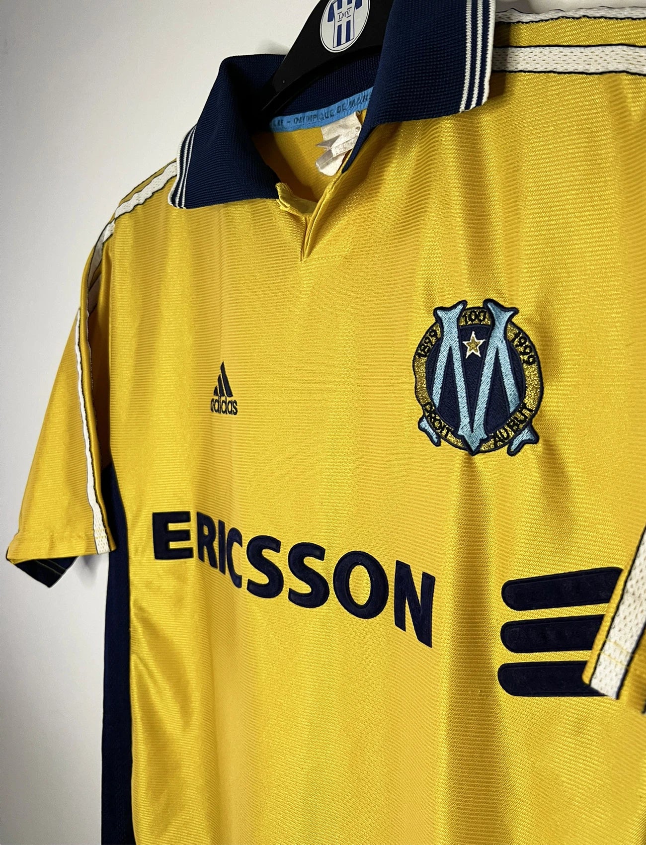 Maillot de foot vintage third jaune de l'OM de la saison 1998. On peut retrouver l'équipementier Adidas et le sponsor Ericsson. Il s'agit d'un maillot authentique d'époque.