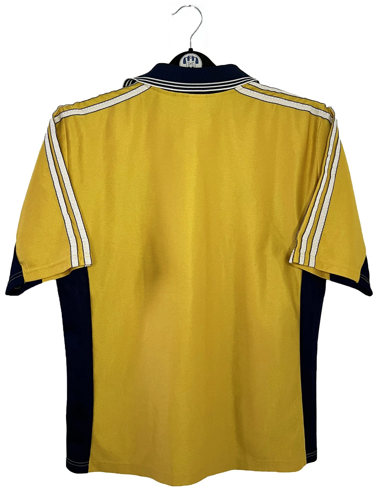 Maillot de foot vintage third jaune de l'OM de la saison 1998. On peut retrouver l'équipementier Adidas et le sponsor Ericsson. Il s'agit d'un maillot authentique d'époque.