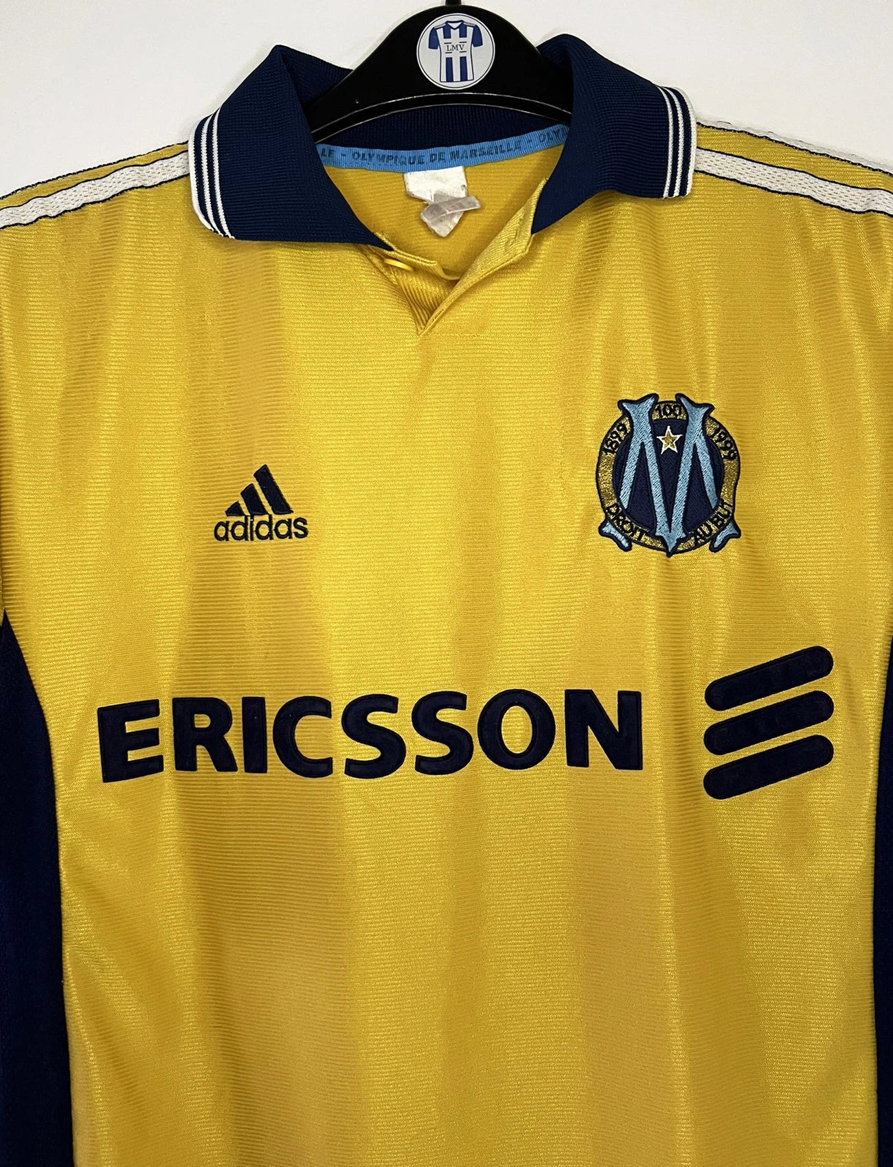 Maillot de foot vintage third jaune de l'OM de la saison 1998. On peut retrouver l'équipementier Adidas et le sponsor Ericsson. Il s'agit d'un maillot authentique d'époque.