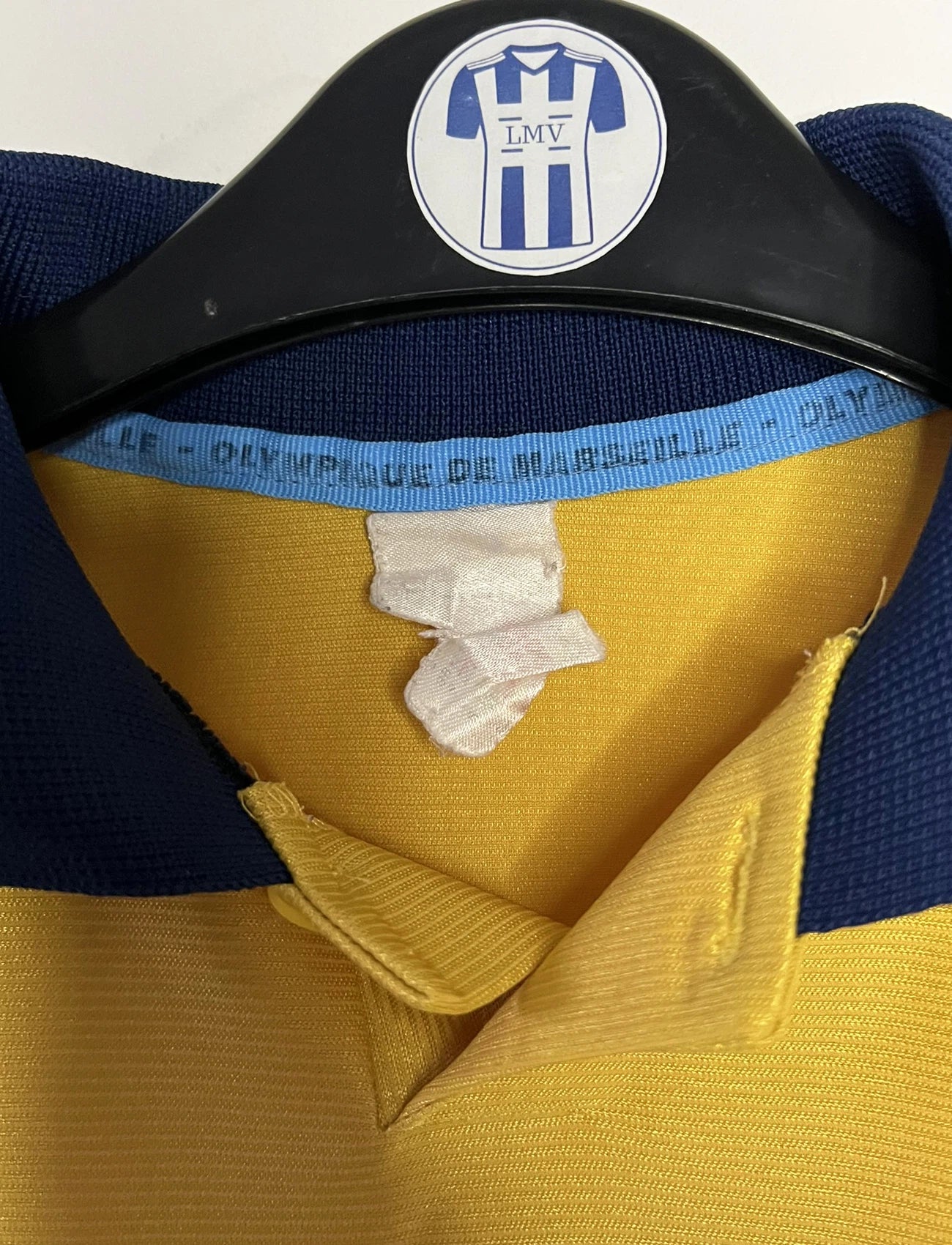 Maillot de foot vintage third jaune de l'OM de la saison 1998. On peut retrouver l'équipementier Adidas et le sponsor Ericsson. Il s'agit d'un maillot authentique d'époque.