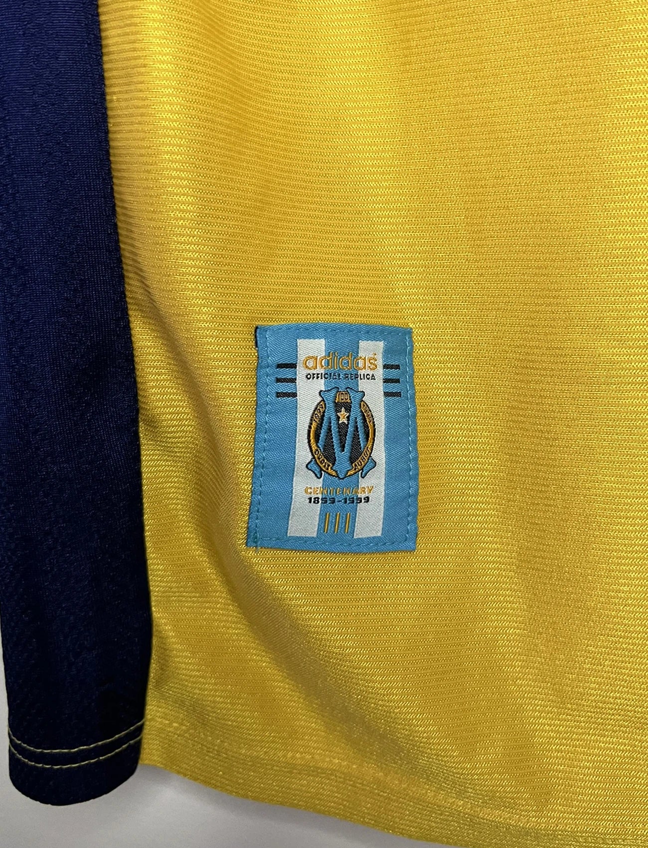 Maillot de foot vintage third jaune de l'OM de la saison 1998. On peut retrouver l'équipementier Adidas et le sponsor Ericsson. Il s'agit d'un maillot authentique d'époque.