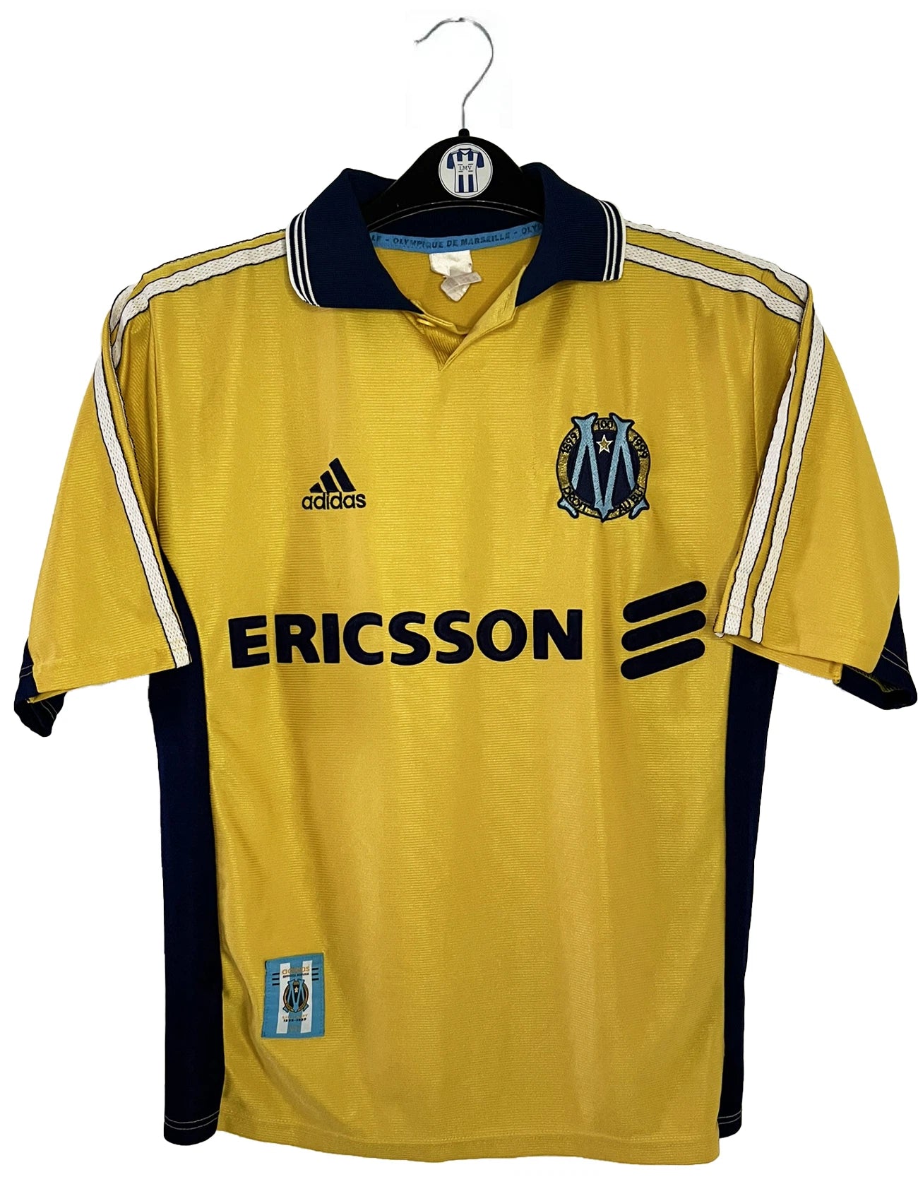 Maillot de foot vintage third jaune de l'OM de la saison 1998. On peut retrouver l'équipementier Adidas et le sponsor Ericsson. Il s'agit d'un maillot authentique d'époque.