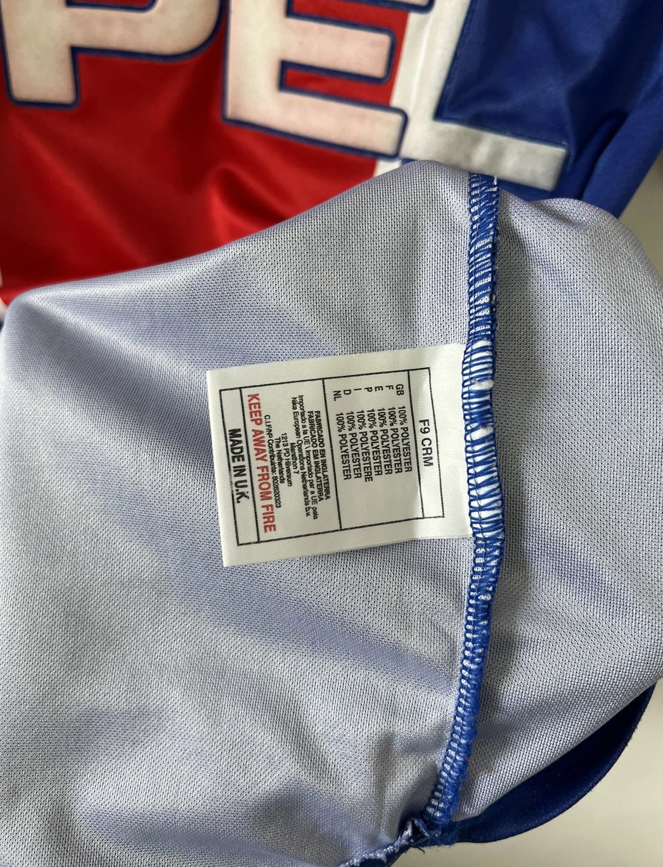 Maillot de foot vintage domicile du PSG de la saison 1999/2000. Le maillot est de couleur bleu et rouge. On peut retrouver l'équipementier nike et le sponsor Opel. Le maillot est floqué du numéro 11 Laurent Robert. Il s''agit d'un maillot authentique d'époque comportant l'étiquette avec les numéros F9 CRM