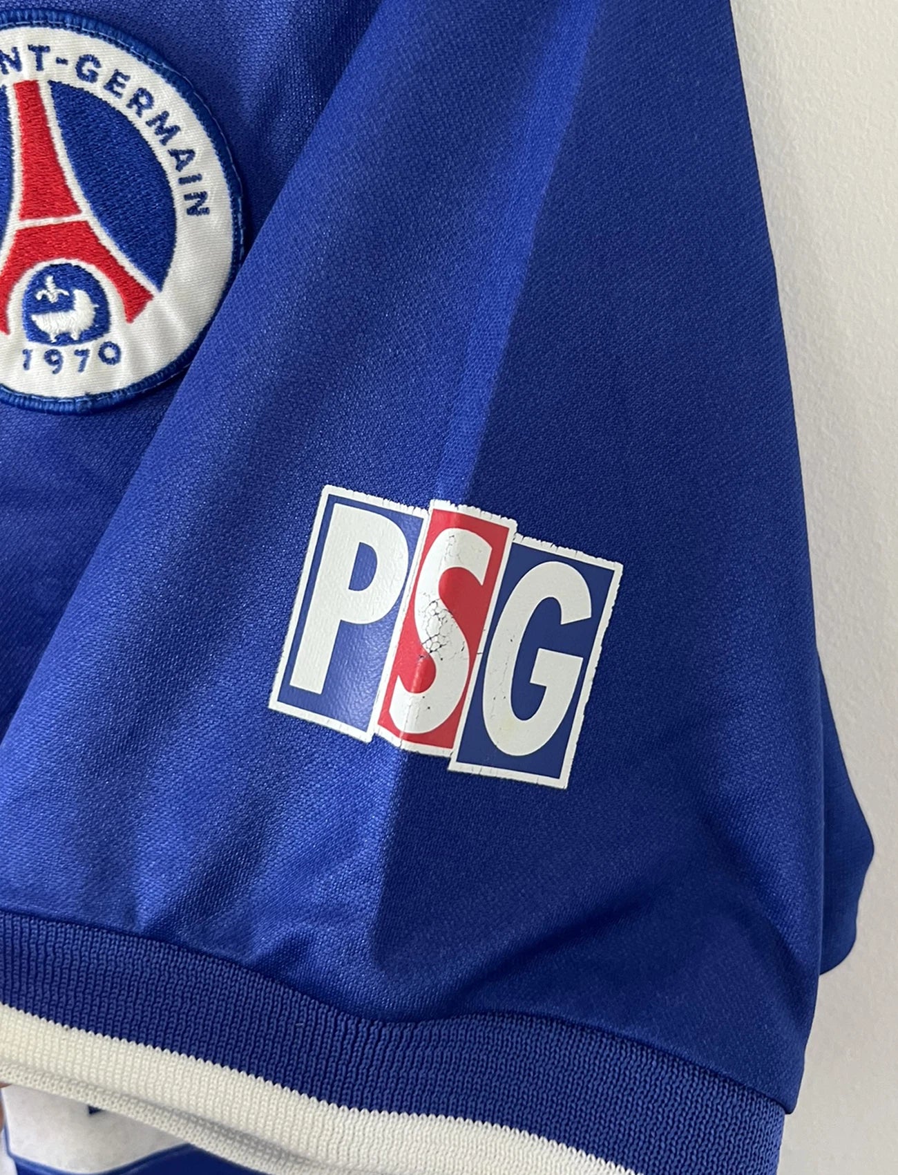 Maillot de foot vintage domicile du PSG de la saison 1999/2000. Le maillot est de couleur bleu et rouge. On peut retrouver l'équipementier nike et le sponsor Opel. Le maillot est floqué du numéro 11 Laurent Robert. Il s''agit d'un maillot authentique d'époque comportant l'étiquette avec les numéros F9 CRM
