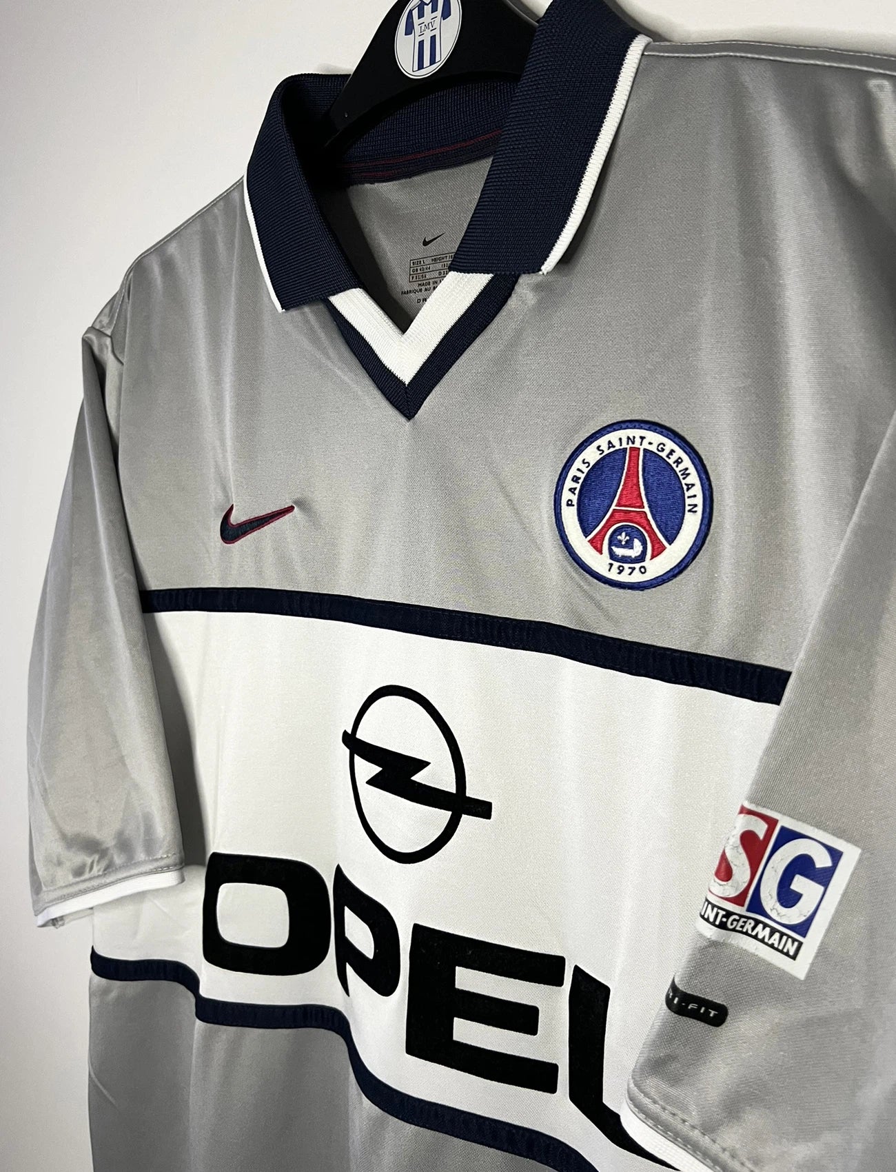 Maillot de foot vintage extérieur gris du PSG de la saison 2000-2001. On peut retrouver l'équipementier Nike et le sponsor Opel. Il s'agit d'un maillot authentique d'époque.