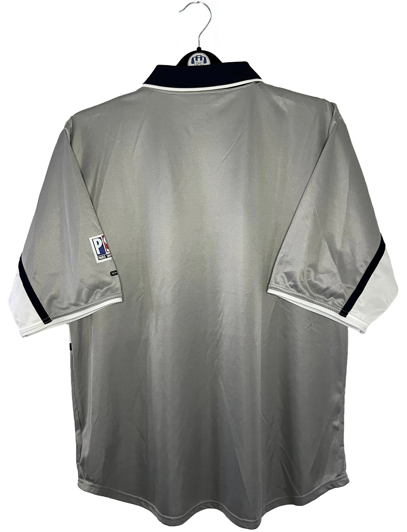 Maillot de foot vintage extérieur gris du PSG de la saison 2000-2001. On peut retrouver l'équipementier Nike et le sponsor Opel. Il s'agit d'un maillot authentique d'époque.