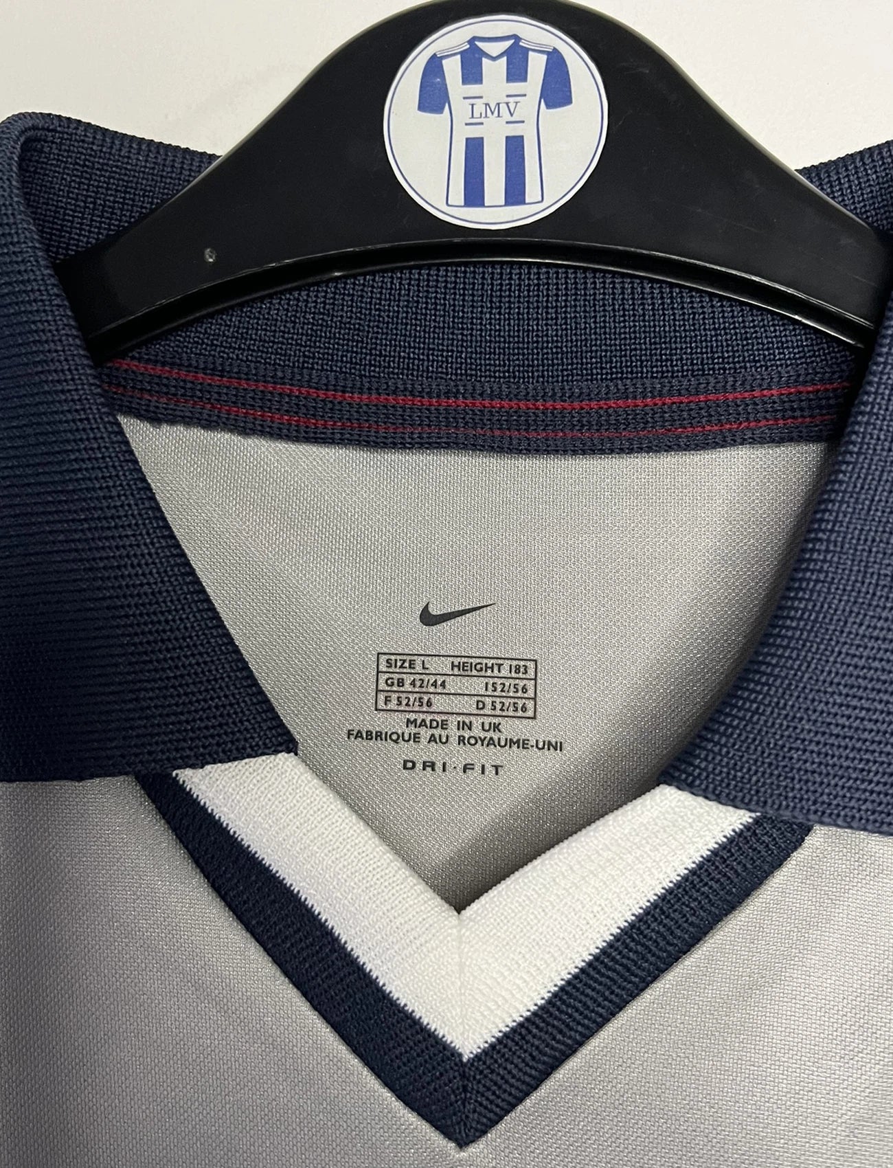 Maillot de foot vintage extérieur gris du PSG de la saison 2000-2001. On peut retrouver l'équipementier Nike et le sponsor Opel. Il s'agit d'un maillot authentique d'époque.