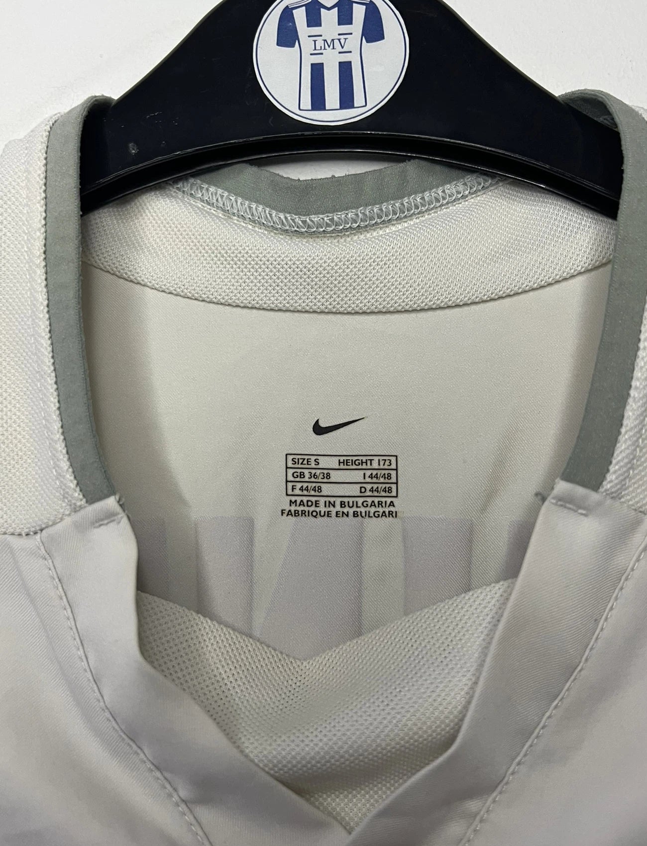 Maillot de foot vintage extérieur blanc du PSG de la saison 2002/2003. On peut retrouver l'équipementier Nike et le sponsor Thompson. Le maillot est floqué du numéro 2 Heinze. Il s'agit d'un maillot authentique d'époque comportant les numéros 184378.