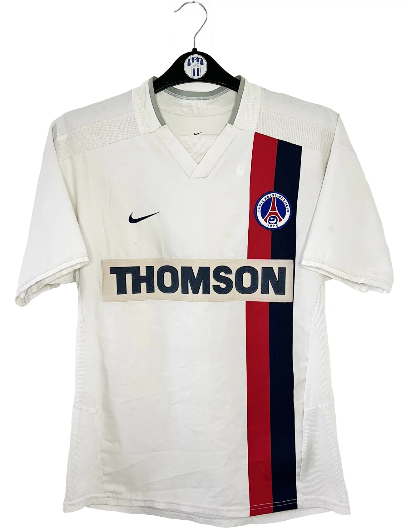 Maillot de foot vintage extérieur blanc du PSG de la saison 2002/2003. On peut retrouver l'équipementier Nike et le sponsor Thompson. Le maillot est floqué du numéro 2 Heinze. Il s'agit d'un maillot authentique d'époque comportant les numéros 184378.