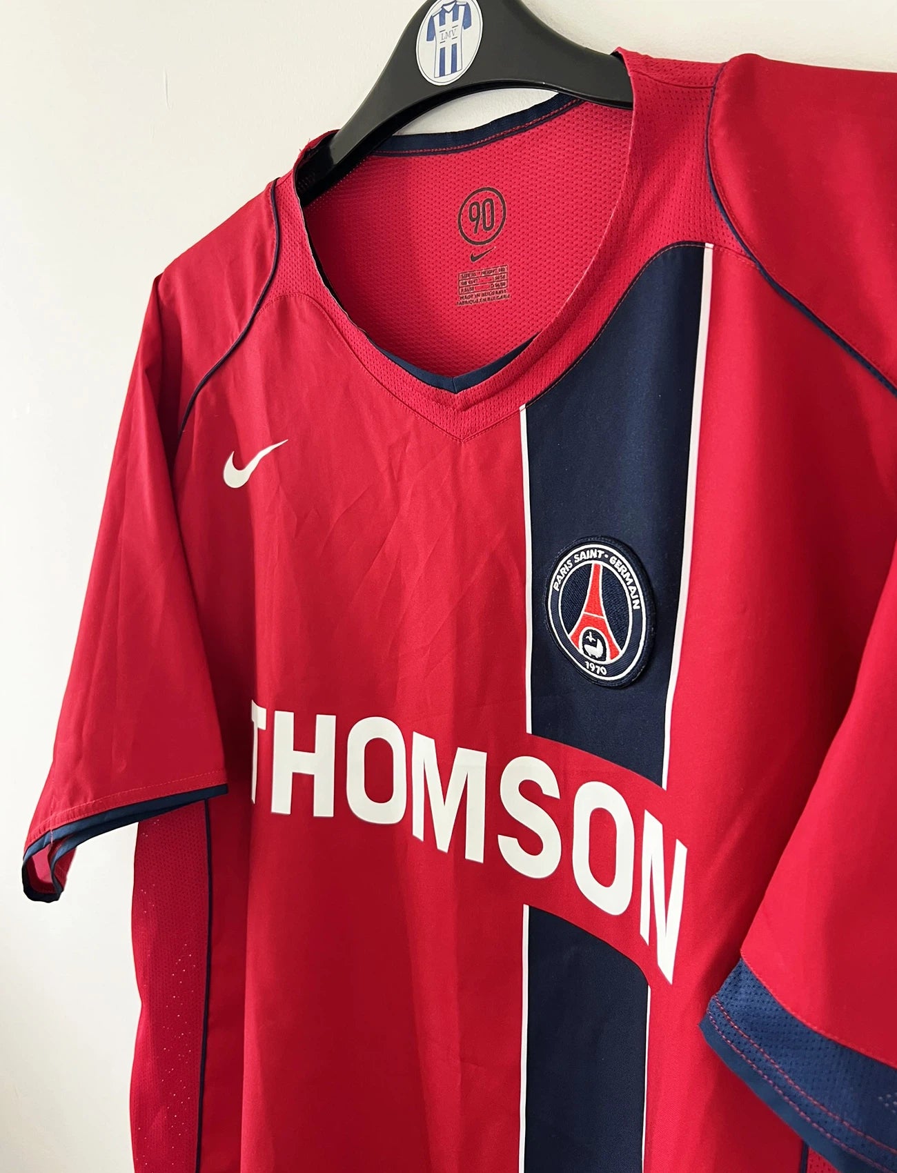 Maillot de foot vintage extérieur rouge du PSG de la saison 2004-2005. On peut retrouver l'équipementier Nike et le sponsor Thompson. Il s'agit d'un maillot authentique d'époque.