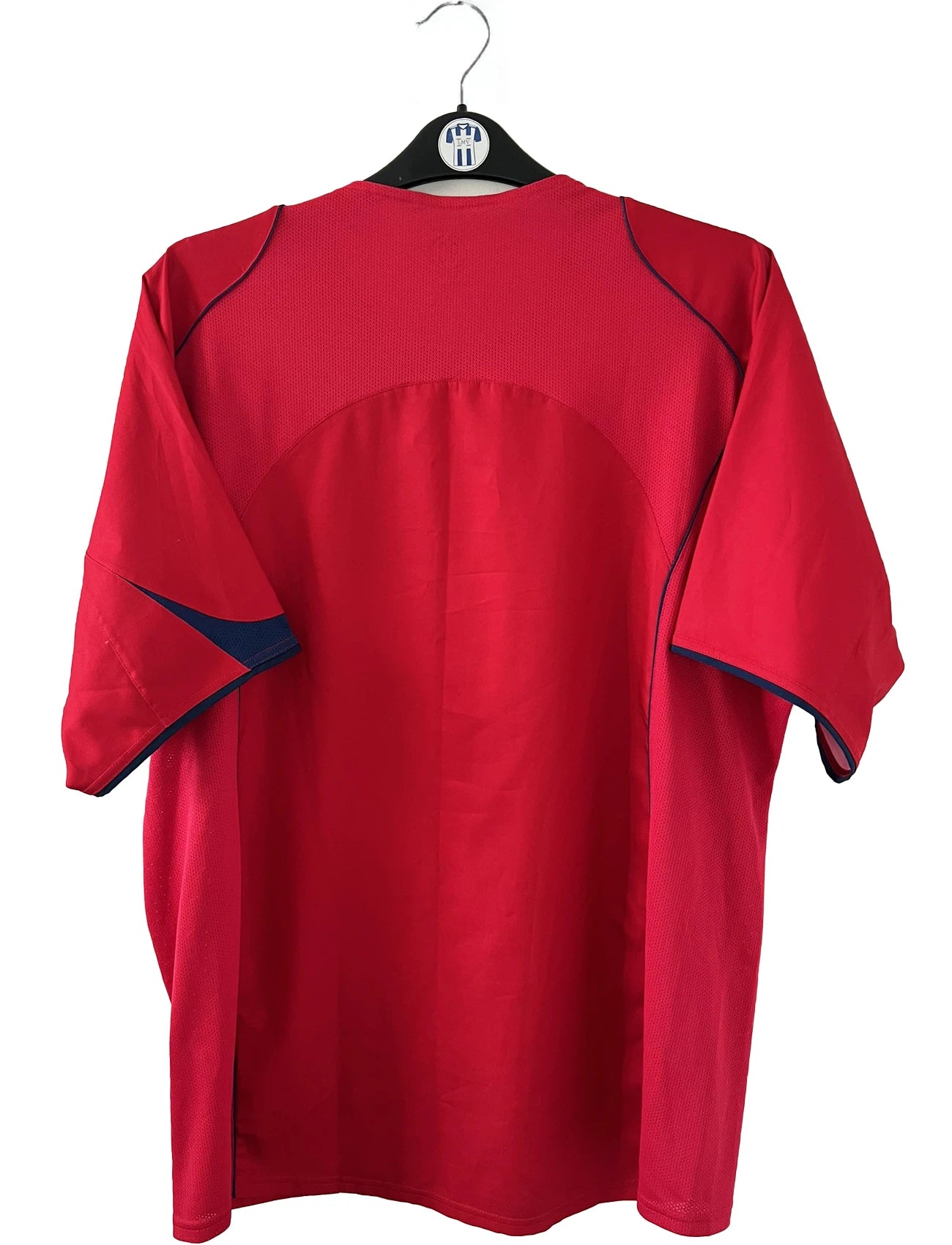 Maillot de foot vintage extérieur rouge du PSG de la saison 2004-2005. On peut retrouver l'équipementier Nike et le sponsor Thompson. Il s'agit d'un maillot authentique d'époque.