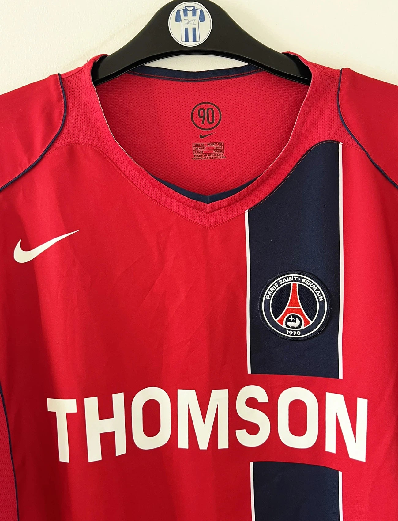 Maillot de foot vintage extérieur rouge du PSG de la saison 2004-2005. On peut retrouver l'équipementier Nike et le sponsor Thompson. Il s'agit d'un maillot authentique d'époque.