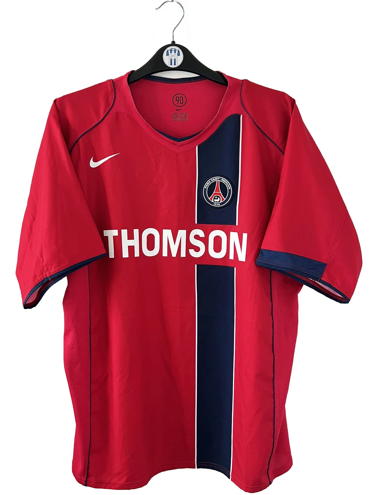 Maillot de foot vintage extérieur rouge du PSG de la saison 2004-2005. On peut retrouver l'équipementier Nike et le sponsor Thompson. Il s'agit d'un maillot authentique d'époque.