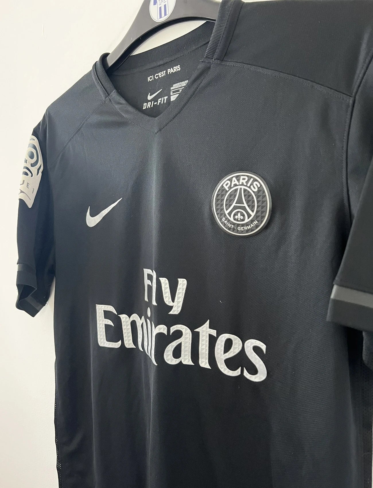 Maillot de foot vintage third noir du psg de la saison 2015-2016. On peut retrouver l'équipementier nike et le sponsor fly emirates. Le maillot est floqué du numéro 6 Marco Verratti. Il s'agit d'un maillot authentique d'époque comportant les numéros 658901-011