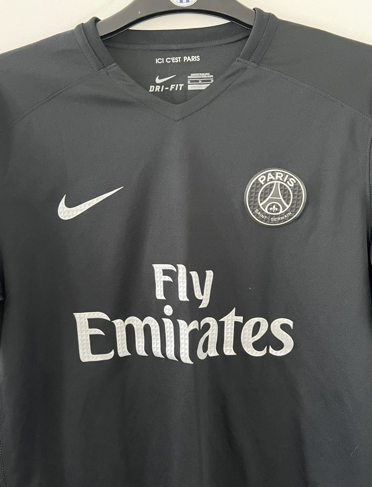 Maillot de foot vintage third noir du psg de la saison 2015-2016. On peut retrouver l'équipementier nike et le sponsor fly emirates. Le maillot est floqué du numéro 6 Marco Verratti. Il s'agit d'un maillot authentique d'époque comportant les numéros 658901-011