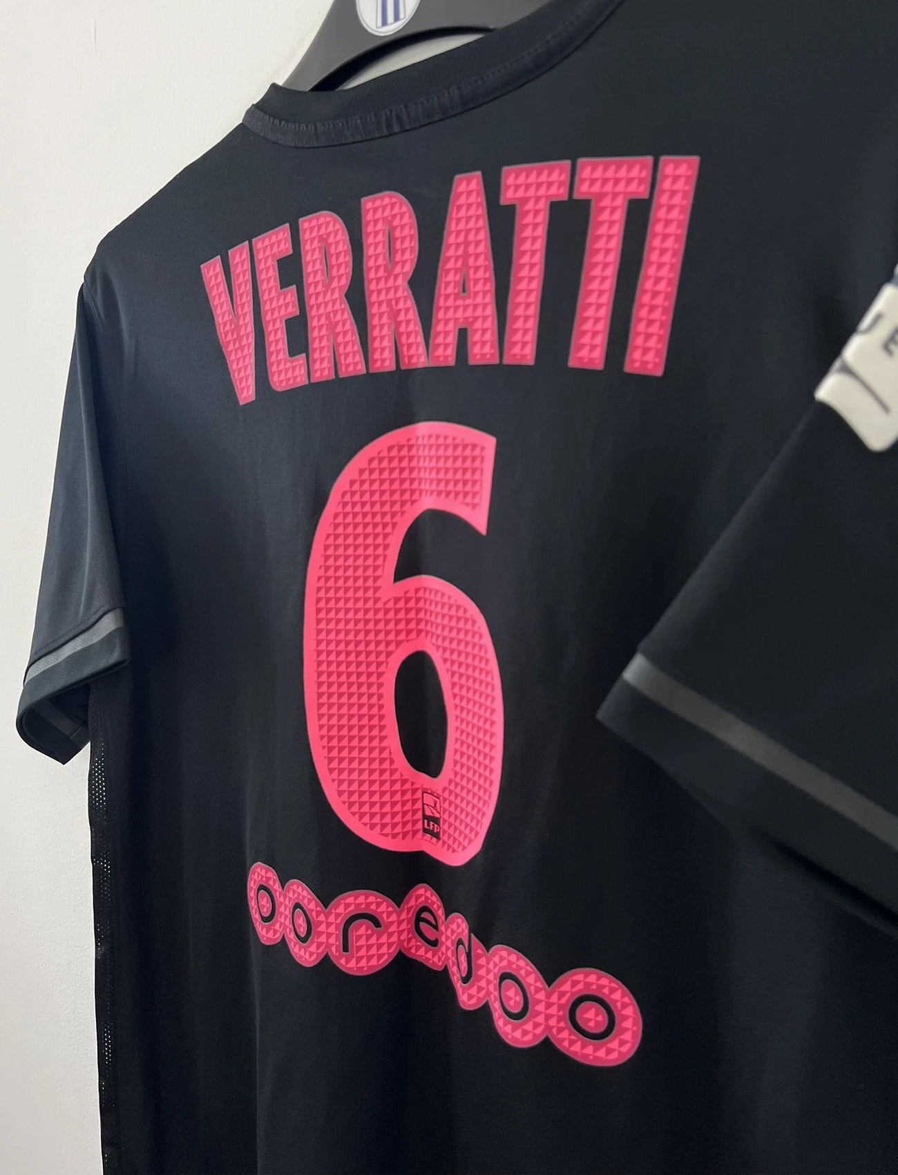 Maillot de foot vintage third noir du psg de la saison 2015-2016. On peut retrouver l'équipementier nike et le sponsor fly emirates. Le maillot est floqué du numéro 6 Marco Verratti. Il s'agit d'un maillot authentique d'époque comportant les numéros 658901-011