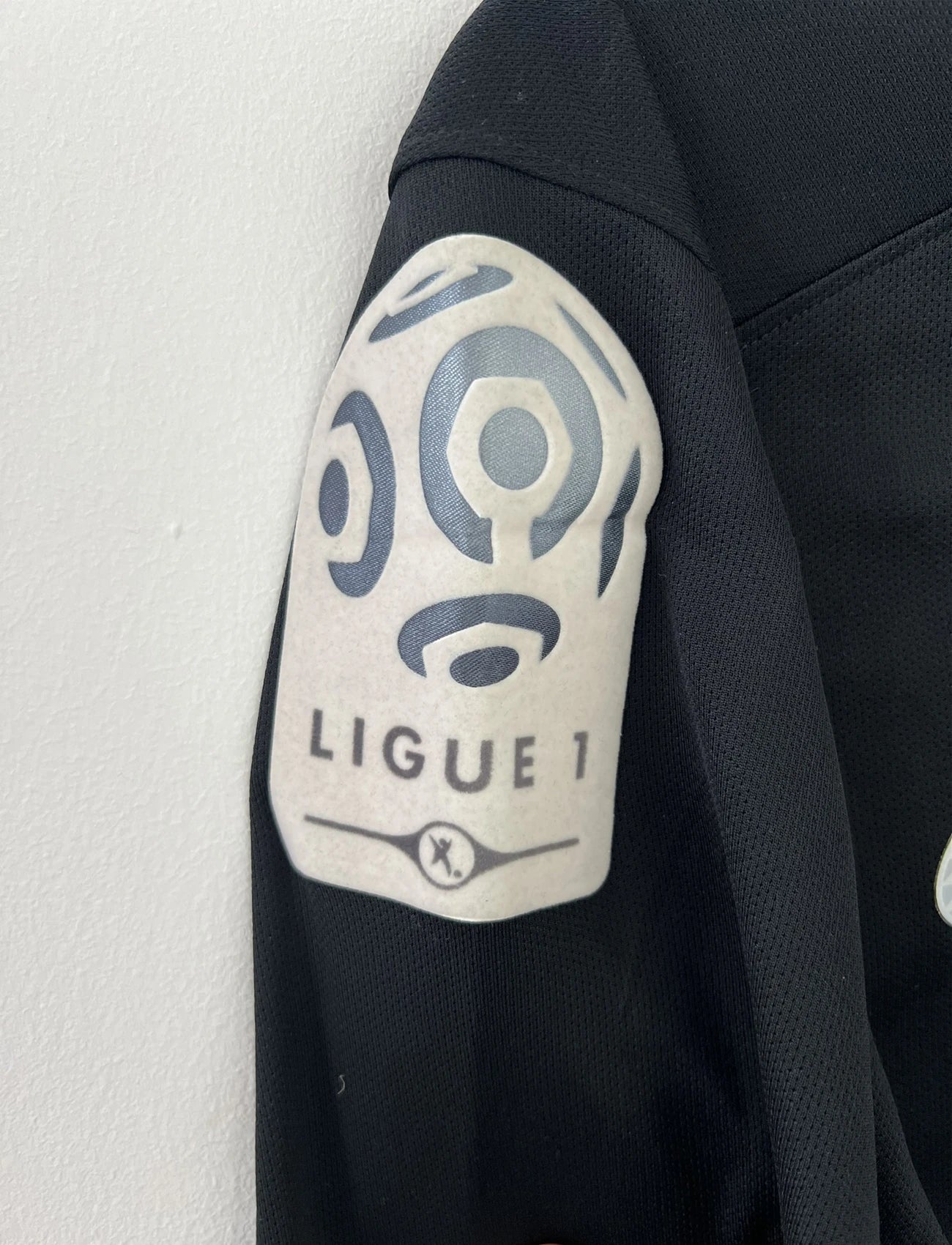 Maillot de foot vintage third noir du psg de la saison 2015-2016. On peut retrouver l'équipementier nike et le sponsor fly emirates. Le maillot est floqué du numéro 6 Marco Verratti. Il s'agit d'un maillot authentique d'époque comportant les numéros 658901-011