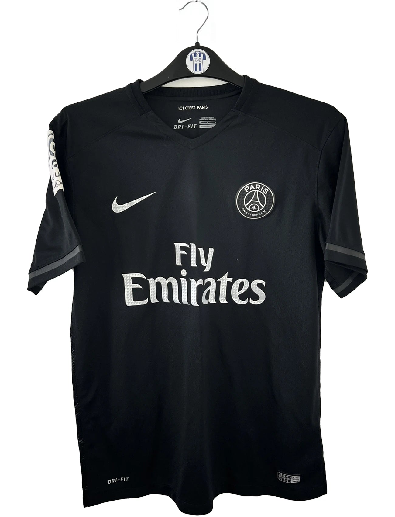 Maillot de foot vintage third noir du psg de la saison 2015-2016. On peut retrouver l'équipementier nike et le sponsor fly emirates. Le maillot est floqué du numéro 6 Marco Verratti. Il s'agit d'un maillot authentique d'époque comportant les numéros 658901-011