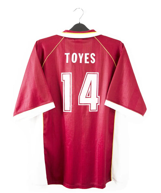 Maillot puma rouge et blanc du fc metz de la saison 1998/1999. Le maillot est floqué du numéro 14 Geoffrey Toyes